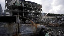 लेबनान में हमले में ध्वस्त इमारत