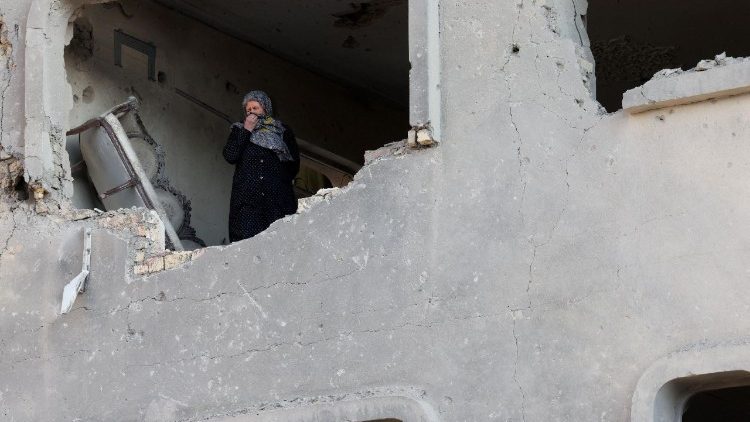 Una donna in lacrime in un edificio distrutto a Teheran