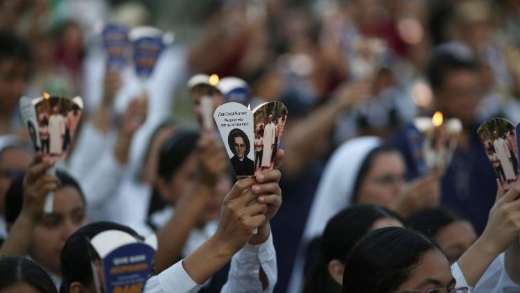 Peregrinaciones en la vigilia al aniversario del asesinato de San Romero
