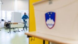 Un seggio aperto per le elezioni parlamentari di domenica 22 marzo in Slovenia