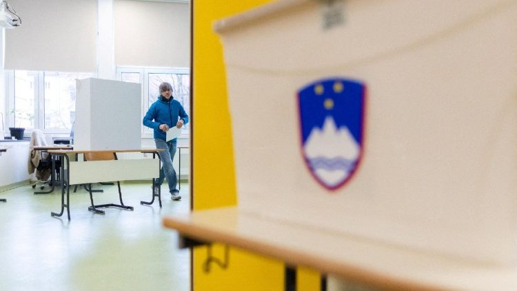 Un seggio aperto per le elezioni parlamentari di domenica 22 marzo in Slovenia