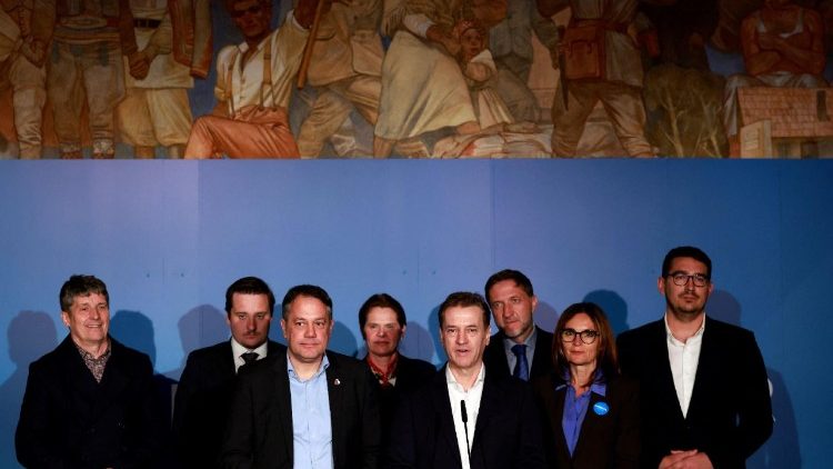 Il premier sloveno Golob e alcuni membri del suo partito dopo il voto di ieri