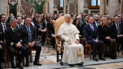 ITA एयरवेज़ के संचालकों और कर्मचारियों के साथ संत पापा लियो 14वें 