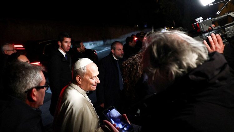 संत पापा लियो 14वें कास्टेल गंडोल्फो में पत्रकारों के साथ