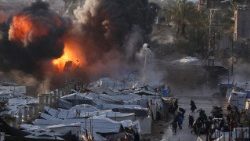 Moshi na miali ya moto iliyoongeza kufuatia shambulio la Israel karibu na kambi ya mahema inayowahifadhi Wapalestina waliokimbia makazi yao huko Deir al-Balah.