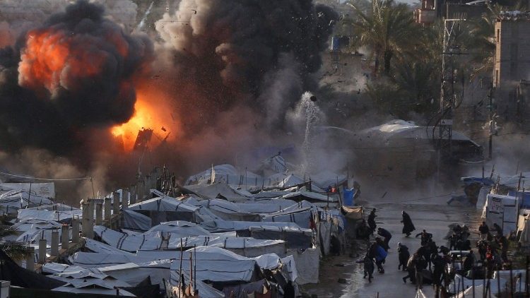 Moshi na miali ya moto iliyoongeza kufuatia shambulio la Israel karibu na kambi ya mahema inayowahifadhi Wapalestina waliokimbia makazi yao huko Deir al-Balah.