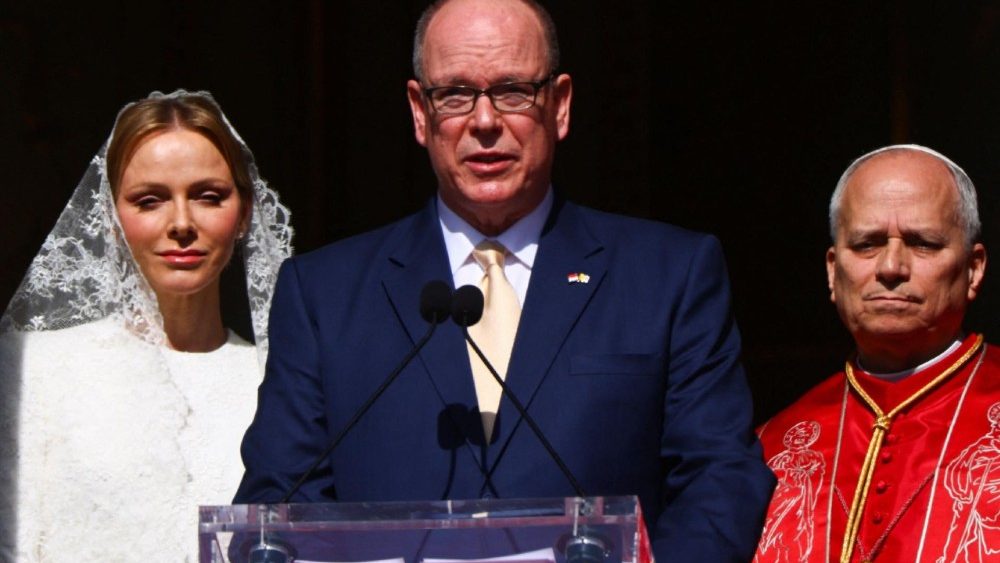 Princi Albert II i Monakos i drejtohet turmës, pranë Princeshës Charlene të Monakos dhe Papa Leonit XIV, nga ballkoni i Pallatit të Princit, në Monako, më 28 mars 2026.