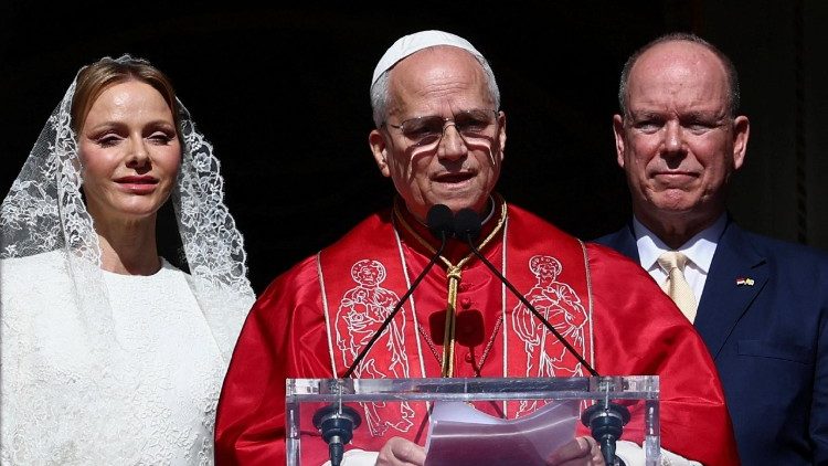 संत पापा ने पैलेस के झरोखे से सामने चौक पर उपस्थित हजारों मोनाको वासियों का अभिवादन किया