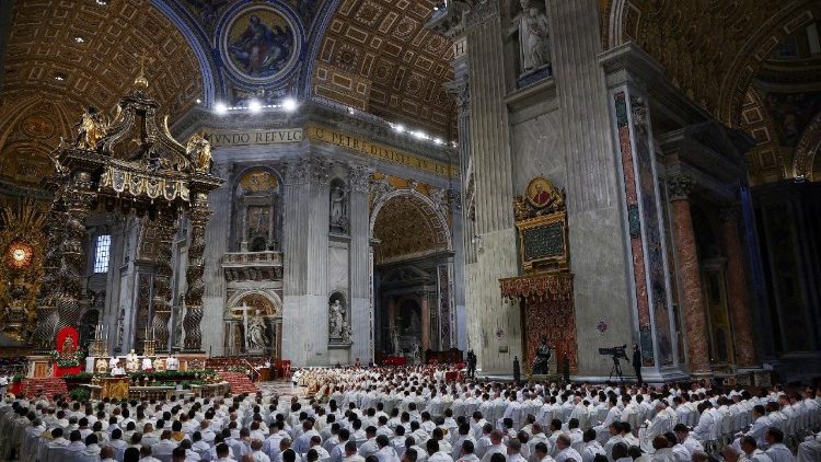 ಸಂತ ಪೀಟರ್ಸ್ ಬೆಸಿಲಿಕಾದಲ್ಲಿ ನಡೆದ ತೈಲಗಳ ಪವಿತ್ರೀಕರಣದ ಬಲಿಪೂಜೆಯಲ್ಲಿ ಜಗದ್ಗುರು XIVನೇ ಲಿಯೋರವರೊಂದಿಗೆ ಸಾವಿರಾರು ಯಾಜಕರು ಸೇರಿಕೊಂಡರು.