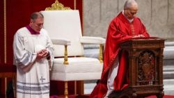 पुण्य शुक्रवार को प्रार्थना करते पोप लियो 14वें