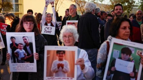 Manifestanti a Tel Aviv protestano contro la guerra in Iran e Libano