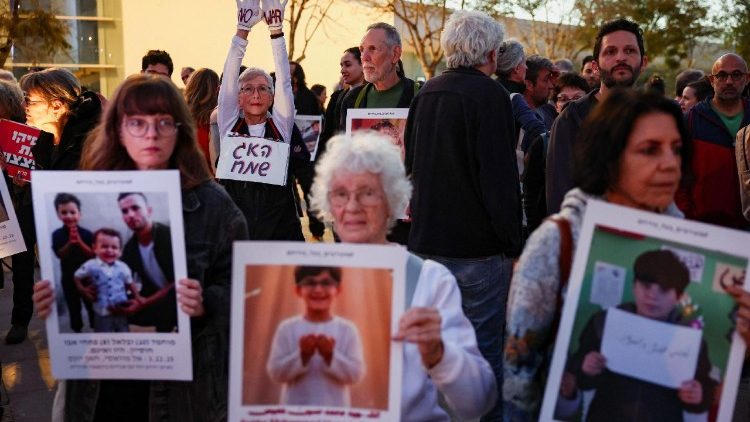 Manifestanti a Tel Aviv protestano contro la guerra in Iran e Libano