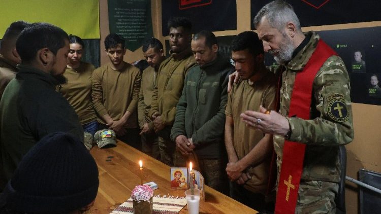Um capel&atilde;o militar conduz um culto de P&aacute;scoa para membros do servi&ccedil;o exterior da 13&ordf; Brigada de Prop&oacute;sito Operacional "Khartiia" da Guarda Nacional da Ucr&acirc;nia, perto de uma linha de frente, em meio ao ataque da R&uacute;ssia &agrave; Ucr&acirc;nia, na regi&atilde;o de Kharkiv, Ucr&acirc;nia, 5 de abril de 2026. REUTERS/Vyacheslav Madiyevskyy