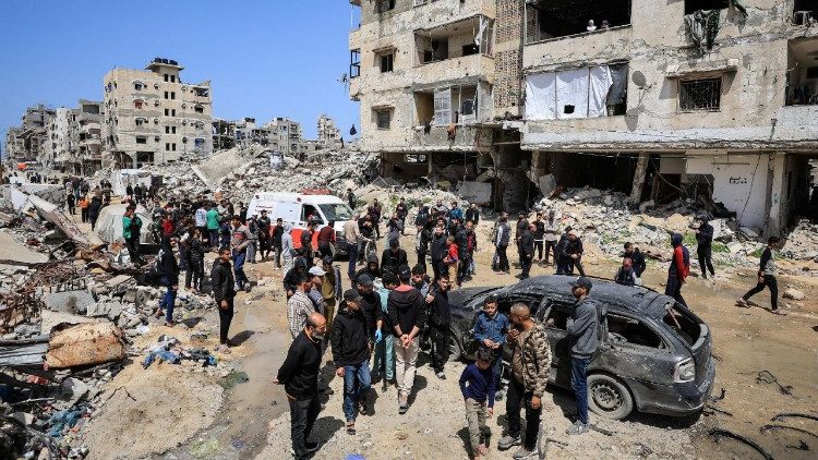 Palestinesi ispezionano i danni dopo che una persona &egrave; stata colpita da un attacco israeliano mentre andava in bicicletta, secondo quanto riferito dai medici, a Gaza City, il 6 aprile