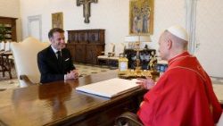 संत पापा लियो 14वें और  फ्रांस के राष्ट्रपति  इम्मानुएल मैक्रोन 