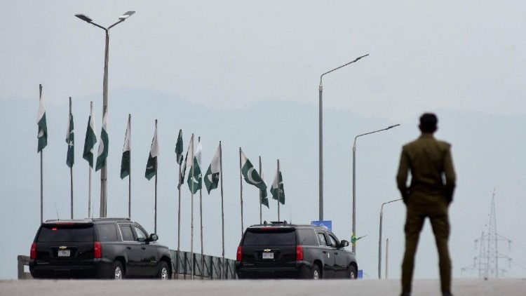 Un convoglio si dirige verso l'Hotel Serena, dove sono attesi colloqui di pace tra delegazioni provenienti da Stati Uniti e Iran, a Islamabad, Pakistan