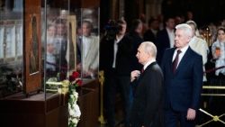 Descrição: epa12884139 Vladimir Putin, acompanhado pelo prefeito de Moscou, em frente aos ícones da Virgem de Vladimir e de Nossa Senhora de Don durante a celebração da Páscoa Ortodoxa na Catedral de Cristo Salvador em Moscou, Rússia, em 11 de abril de 2026.