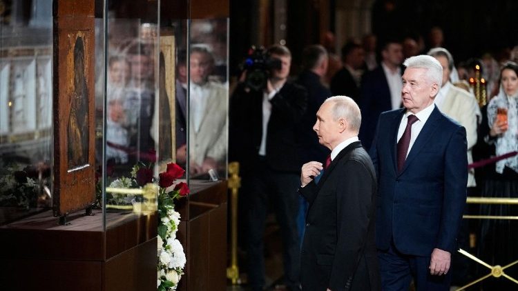 Descrição: epa12884139 Vladimir Putin, acompanhado pelo prefeito de Moscou, em frente aos ícones da Virgem de Vladimir e de Nossa Senhora de Don durante a celebração da Páscoa Ortodoxa na Catedral de Cristo Salvador em Moscou, Rússia, em 11 de abril de 2026.