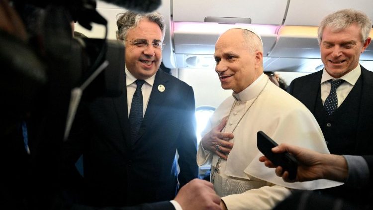 Папата сред придружаващите го журналисти