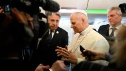 Леў XIV падчас нефармальнай размовы з журналістамі на борце самалёта