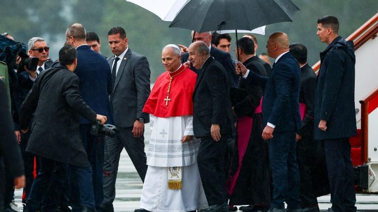 Папа ў міжнародным аэрапорце імя Хуары Бумед’ена 