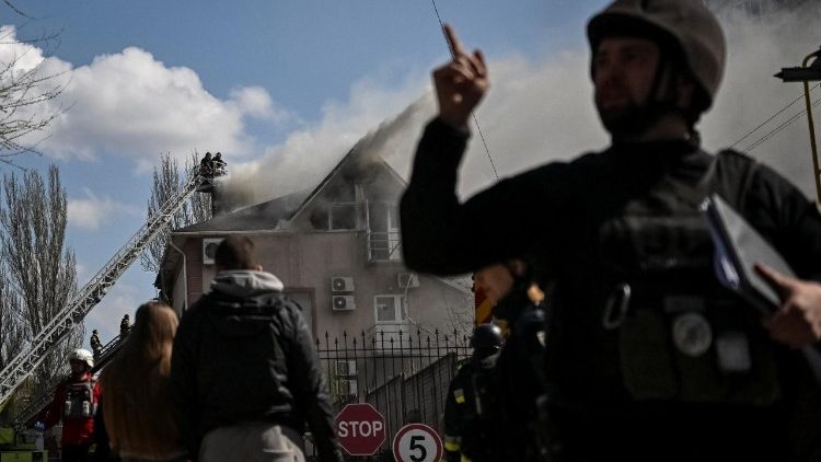 Bombeiros trabalham no local de um pr&eacute;dio atingido por um ataque de drone russo, em meio ao ataque da R&uacute;ssia &agrave; Ucr&acirc;nia, em Zaporizhzhia, Ucr&acirc;nia, 13 de abril de 2026. REUTERS/Stringer