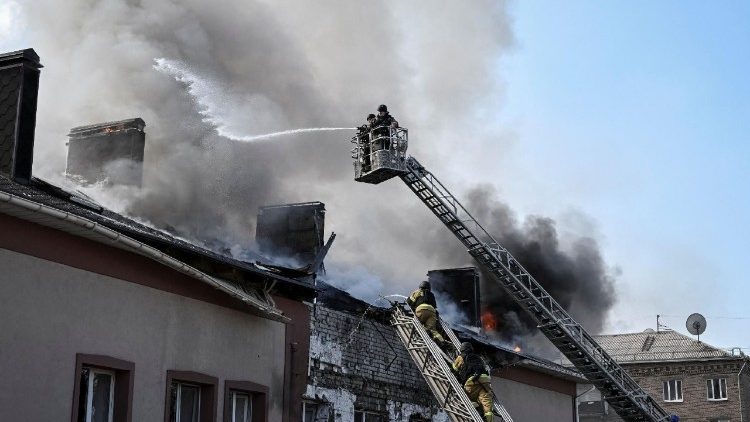 Bombeiros trabalham no local de um pr&eacute;dio atingido por um ataque de drone russo, em meio ao ataque da R&uacute;ssia &agrave; Ucr&acirc;nia, em Zaporizhzhia, Ucr&acirc;nia, 13 de abril de 2026. REUTERS/Stringer
