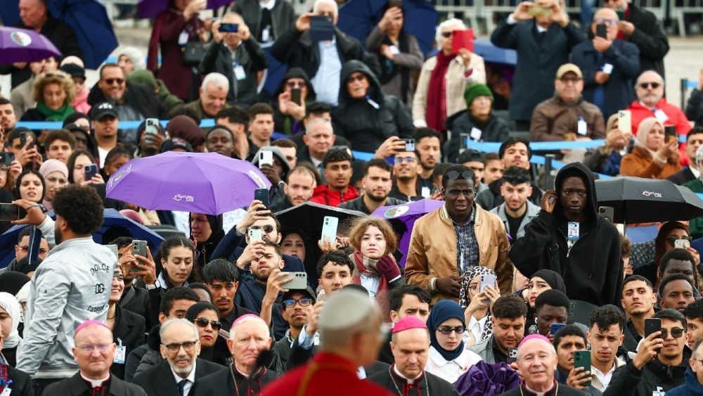 Le Pape et la population algérienne, près du monument aux martyrs d'Alger, aux premières heures de son voyage.