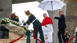 Папа наведаў Манумента пакутнікаў "Макам Эшахід" у сталіцы Алжыра