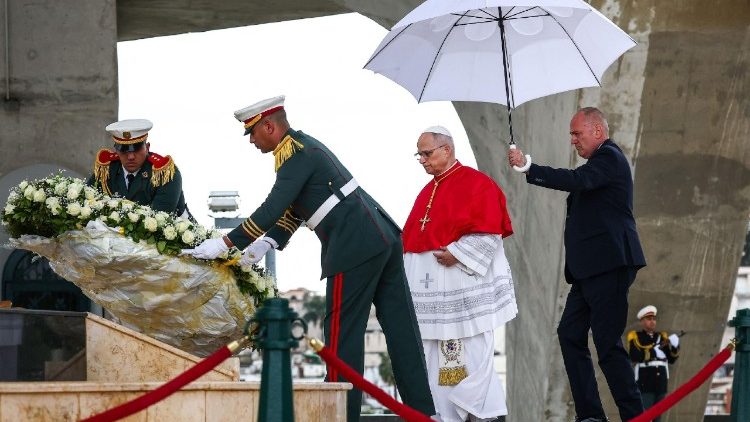 Папа наведаў Манумента пакутнікаў "Макам Эшахід" у сталіцы Алжыра