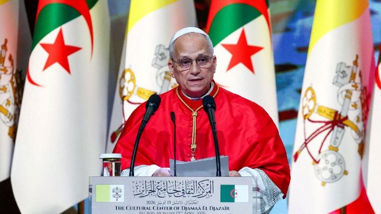 Papa discursa diante das autoridades