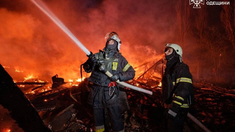 Bombeiros trabalham no local de uma oficina mec&acirc;nica atingida por ataques de drones russos durante a noite, em meio ao ataque da R&uacute;ssia &agrave; Ucr&acirc;nia, na regi&atilde;o de Odessa, Ucr&acirc;nia, em 14 de abril de 2026. Servi&ccedil;o de imprensa do Servi&ccedil;o Estatal de Emerg&ecirc;ncia da Ucr&acirc;nia na regi&atilde;o de Odessa/Divulga&ccedil;&atilde;o via REUTERS