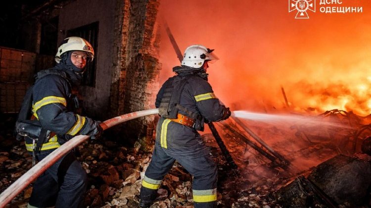 Bombeiros trabalham no local de uma oficina mec&acirc;nica atingida por ataques de drones russos durante a noite, em meio ao ataque da R&uacute;ssia &agrave; Ucr&acirc;nia, na regi&atilde;o de Odessa, Ucr&acirc;nia, em abril. 2026. Press service of the State Emergency Service of Ukraine in Odesa region/Handout via REUTERS 
