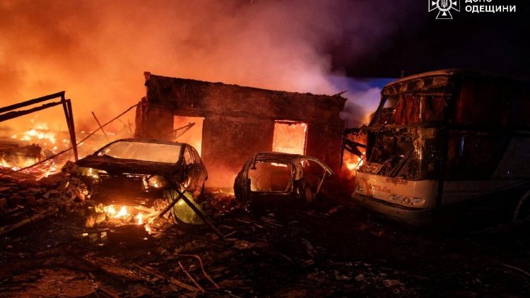 Fuma&ccedil;a sobe sobre carros e pr&eacute;dios em chamas no local de uma oficina mec&acirc;nica atingida durante ataques noturnos de drones russos, em meio ao ataque da R&uacute;ssia &agrave; Ucr&acirc;nia, na regi&atilde;o de Odessa, Ucr&acirc;nia, em 14 de abril de 2026. Servi&ccedil;o de imprensa do Servi&ccedil;o Estatal de Emerg&ecirc;ncia da Ucr&acirc;nia na regi&atilde;o de Odessa/Divulga&ccedil;&atilde;o via REUTERS