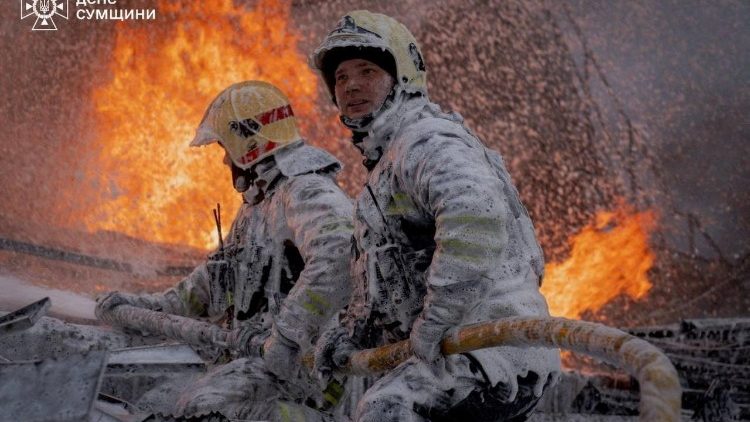 Bombeiros trabalham no local de um pr&eacute;dio atingido por um ataque de drone russo, em meio ao ataque da R&uacute;ssia &agrave; Ucr&acirc;nia, em Sumy, Ucr&acirc;nia, nesta imagem divulgada em 15 de abril de 2026.
