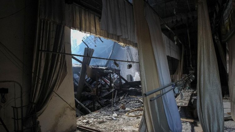 Local de um pr&eacute;dio universit&aacute;rio atingido por um ataque de drone russo, em meio ao ataque da R&uacute;ssia &agrave; Ucr&acirc;nia, em Dnipro, Ucr&acirc;nia, 15 de abril de 2026. REUTERS/Stringer