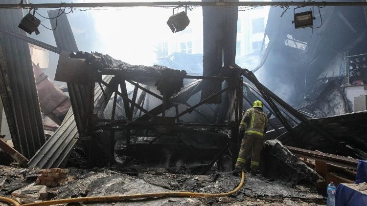 Um socorrista trabalha no local de um pr&eacute;dio universit&aacute;rio atingido por um ataque de drone russo, em meio ao ataque da R&uacute;ssia &agrave; Ucr&acirc;nia, em Dnipro, Ucr&acirc;nia, em 15 de abril de 2026. REUTERS/Stringer