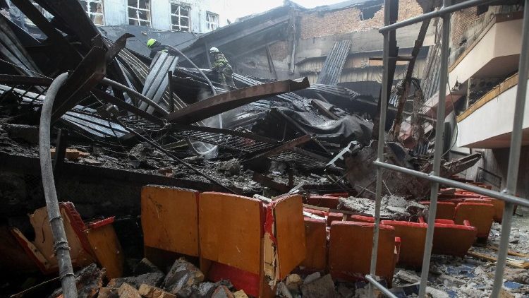 Equipes de resgate trabalham no local de um pr&eacute;dio universit&aacute;rio atingido por um ataque de drone russo, em meio ao ataque da R&uacute;ssia &agrave; Ucr&acirc;nia, em Dnipro, Ucr&acirc;nia, em 15 de abril de 2026. REUTERS/Stringer