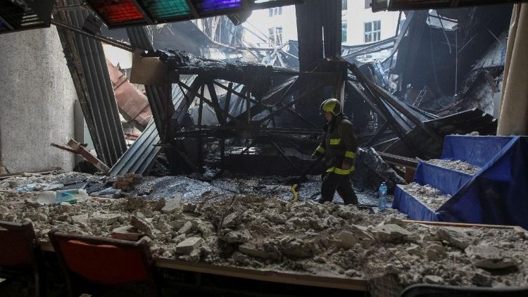 Um socorrista trabalha no local de um pr&eacute;dio universit&aacute;rio atingido por um ataque de drone russo, em meio ao ataque da R&uacute;ssia &agrave; Ucr&acirc;nia, em Dnipro, Ucr&acirc;nia, em 15 de abril de 2026. REUTERS/Stringer