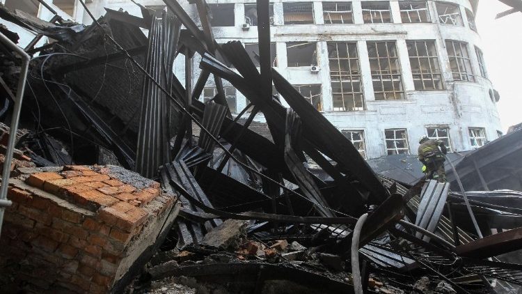 Um socorrista trabalha no local de um pr&eacute;dio universit&aacute;rio atingido por um ataque de drone russo, em meio ao ataque da R&uacute;ssia &agrave; Ucr&acirc;nia, em Dnipro, Ucr&acirc;nia, em 15 de abril de 2026. REUTERS/Stringer