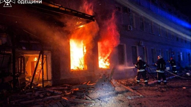 Bombeiros trabalham no local de um pr&eacute;dio atingido por um ataque de drone russo, em meio ao ataque da R&uacute;ssia &agrave; Ucr&acirc;nia, na regi&atilde;o de Odessa, Ucr&acirc;nia, nesta foto divulgada em 15 de abril de 2026. Assessoria de imprensa do Servi&ccedil;o Estatal de Emerg&ecirc;ncia da Ucr&acirc;nia na regi&atilde;o de Odessa/Divulga&ccedil;&atilde;o via REUTERS