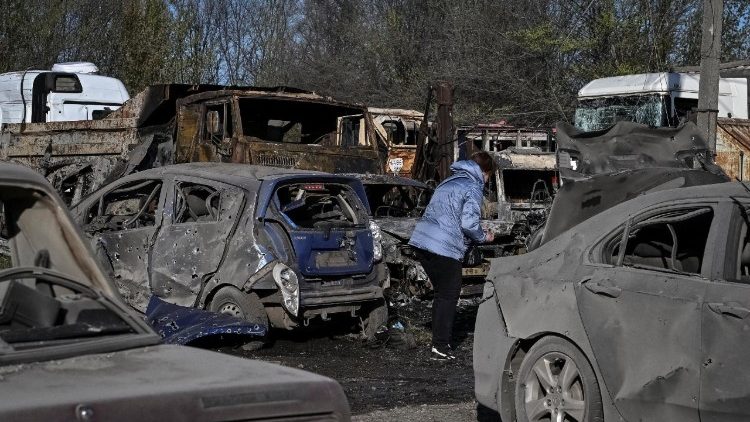 Uma moradora inspeciona seu carro destru&iacute;do no local de um ataque militar conjunto russo, em meio ao ataque da R&uacute;ssia &agrave; Ucr&acirc;nia, em Zaporizhzhia, Ucr&acirc;nia, em 15 de abril de 2026. REUTERS/Stringer