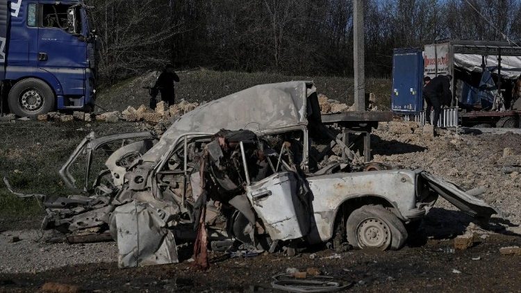 Moradores inspecionam seus carros destru&iacute;dos no local de um ataque militar conjunto russo, em meio ao ataque da R&uacute;ssia &agrave; Ucr&acirc;nia, em Zaporizhzhia, Ucr&acirc;nia, em 15 de abril de 2026. REUTERS/Stringer