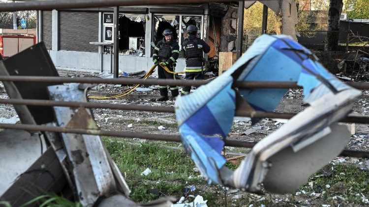 Bombeiros trabalham no local de um ataque militar conjunto russo, em meio ao ataque da R&uacute;ssia &agrave; Ucr&acirc;nia, em Zaporizhzhia, Ucr&acirc;nia, em 15 de abril de 2026. REUTERS/Stringer