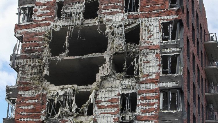 Um pr&eacute;dio de apartamentos atingido por um ataque de drone russo, em meio ao ataque da R&uacute;ssia &agrave; Ucr&acirc;nia, em Dnipro, Ucr&acirc;nia, em 15 de abril de 2026. REUTERS/Stringer