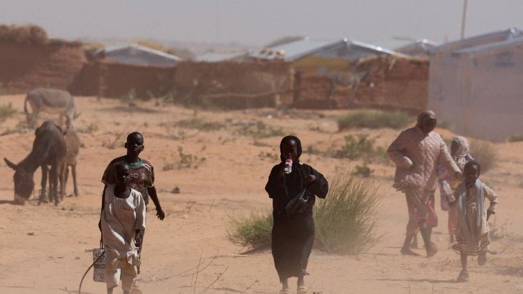 Rifugiati sudanesi al valico di Adre, in Ciad