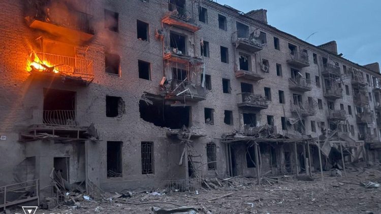 Fuma&ccedil;a e chamas sobem de um pr&eacute;dio de apartamentos atingido por um ataque a&eacute;reo russo, em meio ao ataque da R&uacute;ssia &agrave; Ucr&acirc;nia, em Sloviansk, regi&atilde;o de Donetsk, Ucr&acirc;nia, em 15 de abril de 2026. Servi&ccedil;o de imprensa do Servi&ccedil;o Estatal de Emerg&ecirc;ncia da Ucr&acirc;nia na regi&atilde;o de Donetsk/Divulga&ccedil;&atilde;o via REUTERS
