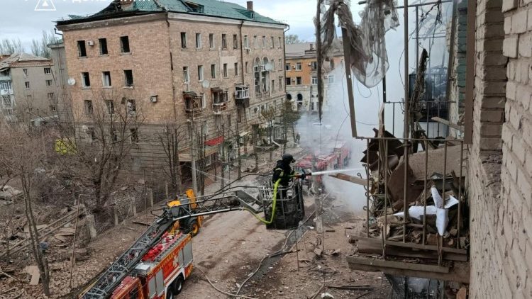 Equipes de resgate trabalham no local de pr&eacute;dios residenciais atingidos por um ataque a&eacute;reo russo, em meio &agrave; ofensiva da R&uacute;ssia contra a Ucr&acirc;nia, em Sloviansk, regi&atilde;o de Donetsk, Ucr&acirc;nia, em 15 de abril de 2026. Servi&ccedil;o de imprensa do Servi&ccedil;o Estatal de Emerg&ecirc;ncia da Ucr&acirc;nia na regi&atilde;o de Donetsk/Divulga&ccedil;&atilde;o via REUTERS