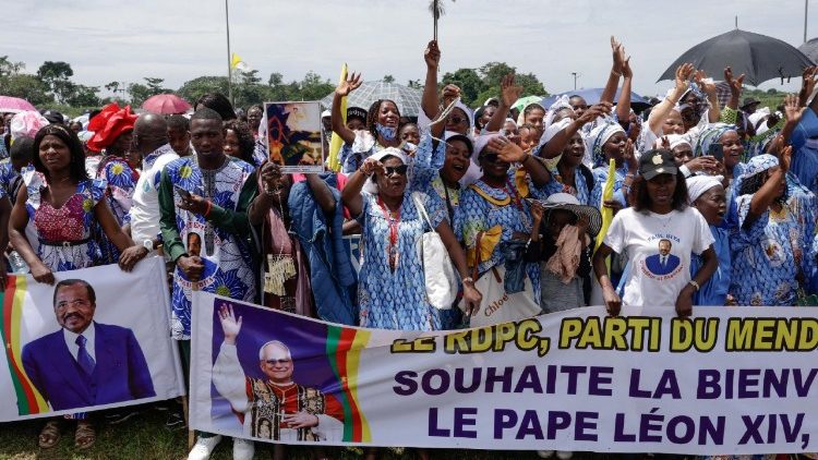 संत पापा लियो के स्वागत  में खड़े देश वासी