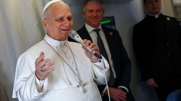 Leó pápa a Kamerunba vezető repülőúton